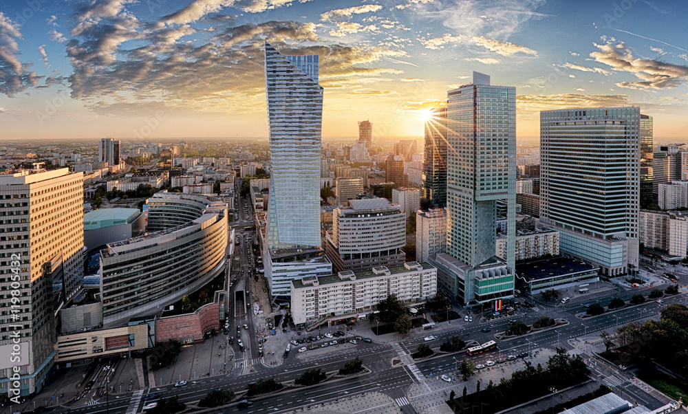 Panorama nowoczesnych wieżowców Warszawy Wola o zachodzie słońca z widokiem na arterie i szklane biurowce – obraz drukowany na płótnie
