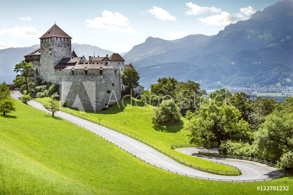 Obraz na płótnie Medieval castle in Vaduz, Liechtenstein w salonie