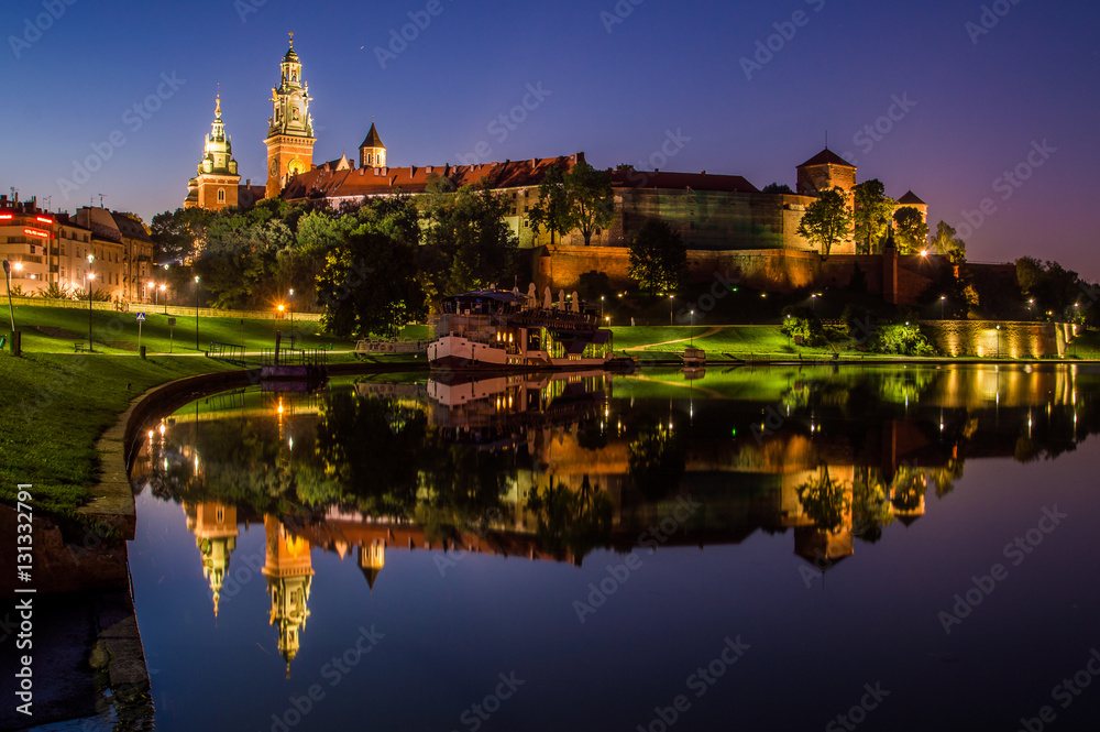Obraz na płótnie Obraz na płótnie Wawel Nocą - magia królewskiego zamku w lustrzanym odbiciu w salonie