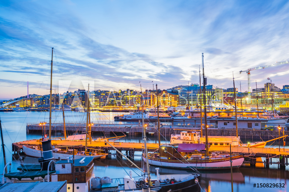 port w Oslo z łodziami i jachtami o zmierzchu | fotoobraz