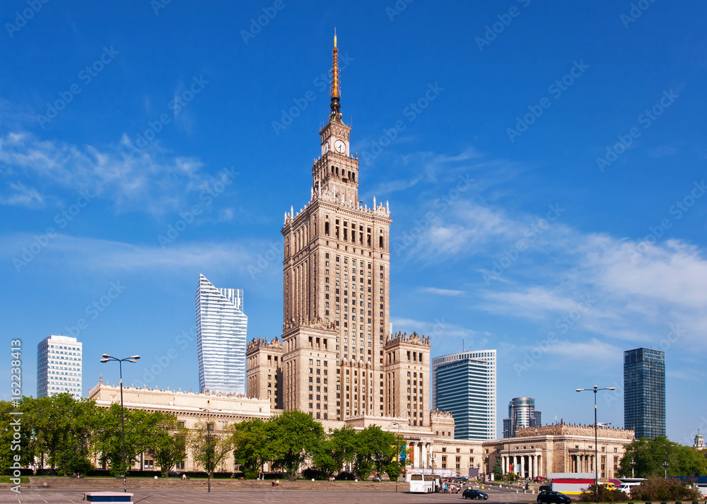 Fotografia Pałacu Kultury i Nauki z wieżowcami Warszawy pod kobaltowym niebem w dziennym świetle - obraz drukowany na płótnie