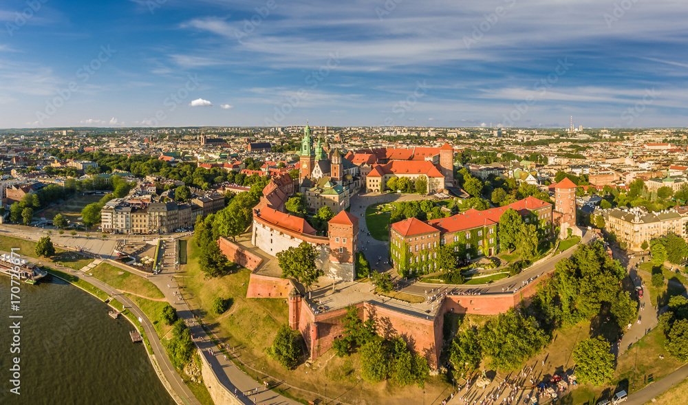 Panoramiczna fotografia wzgórza wawelskiego z zamkiem, katedrą i murami obronnymi w złotym świetle - obraz drukowany na płótnie