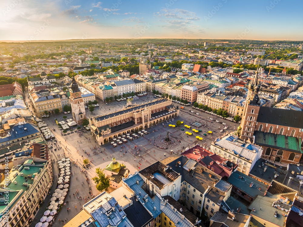 Panorama Rynku Głównego w Krakowie z lotu ptaka ze Sukiennicami pośrodku i Bazyliką Mariacką w złotym świetle wieczornym - obraz drukowany na płótnie