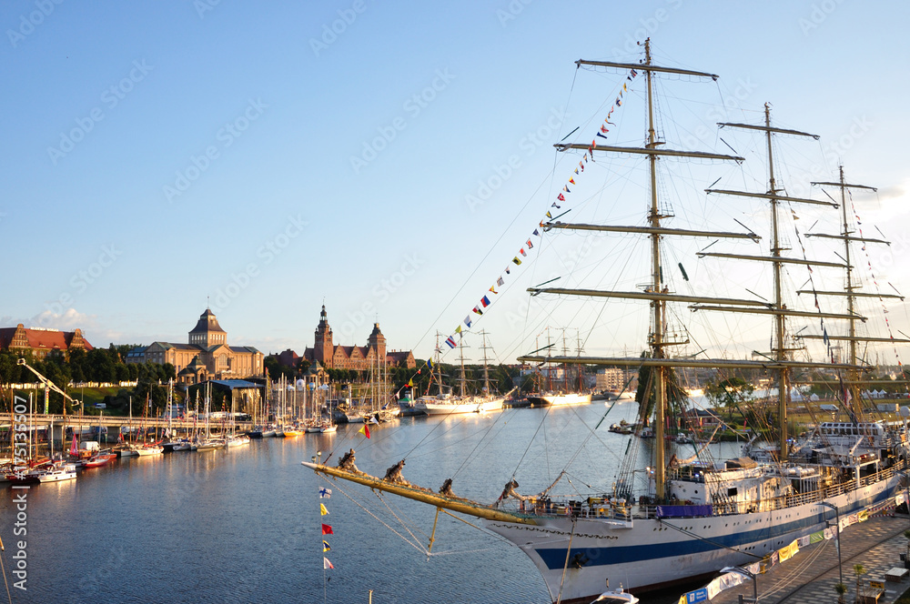 Szczecin podczas The Tall Ships Races z dużym żaglowcem przy nabrzeżu, widokiem na Łasztownię, Odrę, marinę i Wały Chrobrego