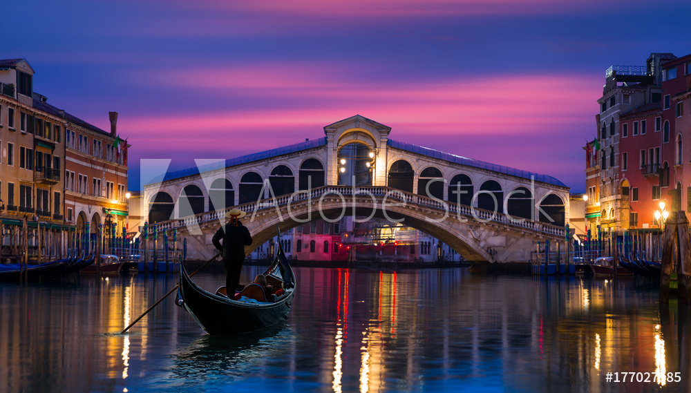 Obraz na płótnie Gondola near Rialto Bridge in Venice, Italy w salonie