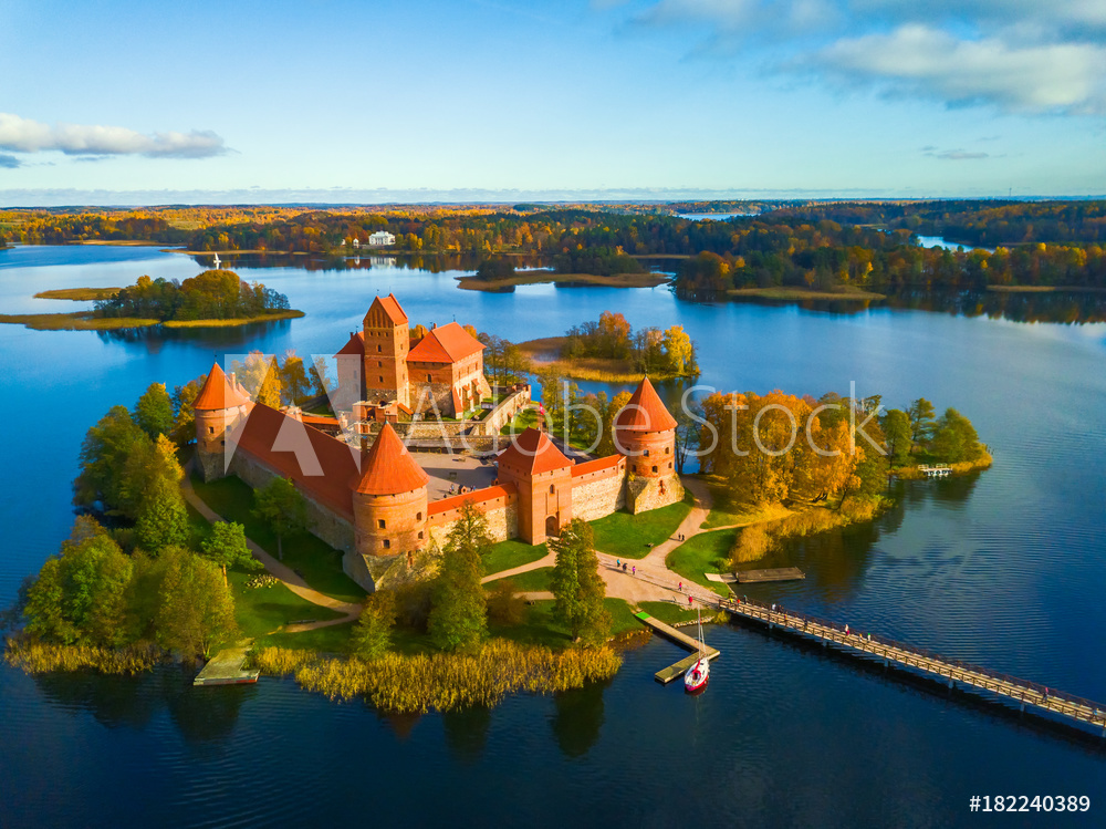 Obraz na płótnie Beautiful drone landscape image of Trakai castle w sypialni