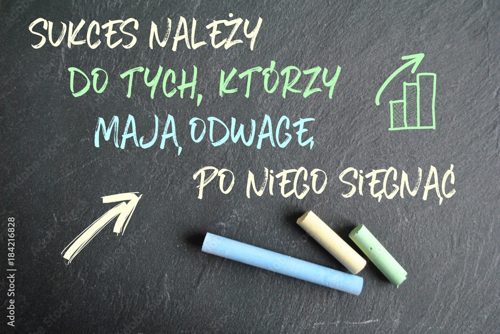 Napis kredą na tablicy 'Sukces należy do tych, którzy mają odwagę po niego sięgnąć' z dynamicznymi strzałkami wzrostu, stanowiący inspirujący manifest transformacji