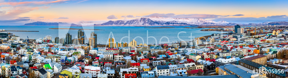 Fotoobraz Aerial panorama of downtown Reykjavik at sunset with colorful houses and snowy mountains in the background beton architektoniczny