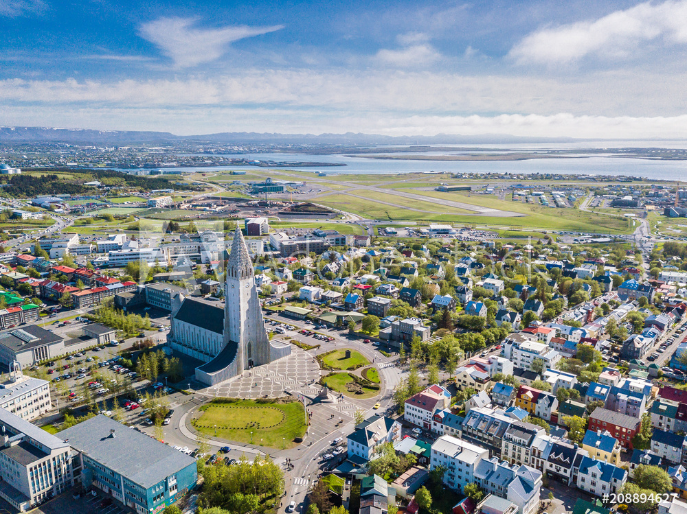 Obraz na płótnie Reykjavik Iceland city scape frop the top with Hallgrimskirkja church. Aerial photo. religious building w sypialni