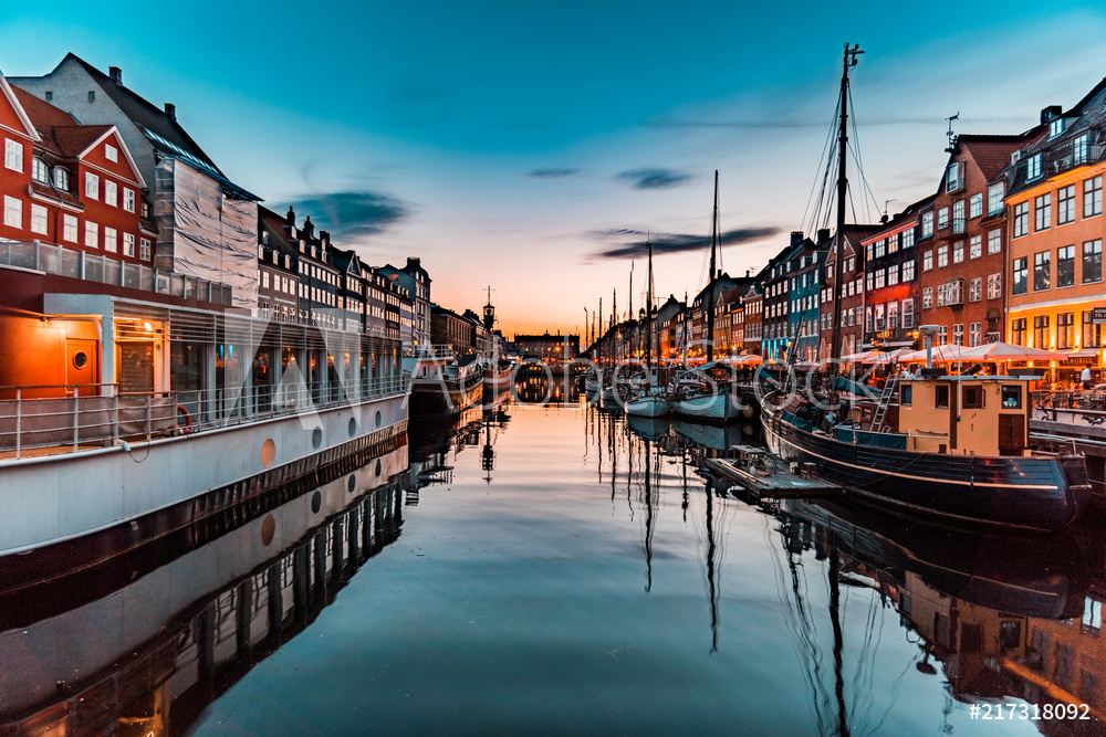 Obraz na płótnie Nyhavn at golden hour (Copenhagen, Denmark) w salonie