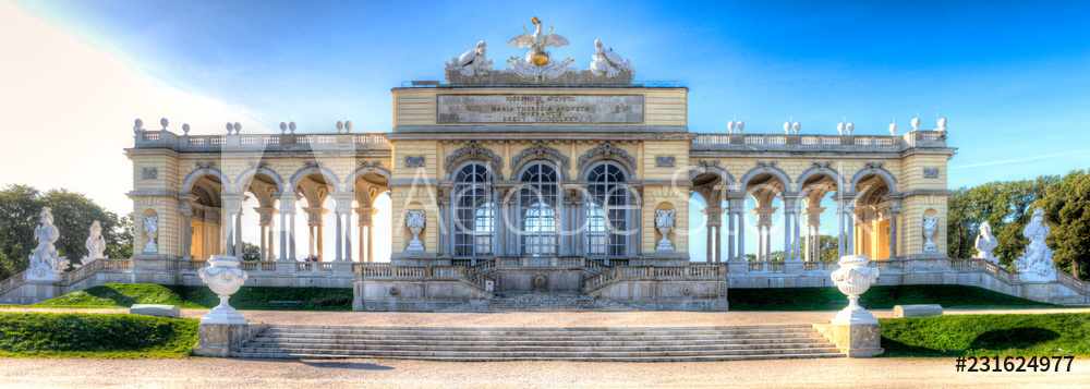Obraz na płótnie Die Gloriette im Schloßpark von Schloß Schönbrunn in Wien, der Hauptstadt Österreichs w salonie
