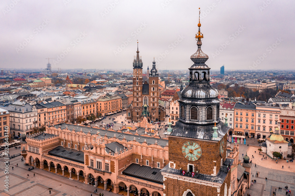 Panorama Rynku Głównego w Krakowie z Wieżą Ratuszową i Bazyliką Mariacką w tle, historyczne dachy w beżach i brązach - obraz drukowany na płótnie