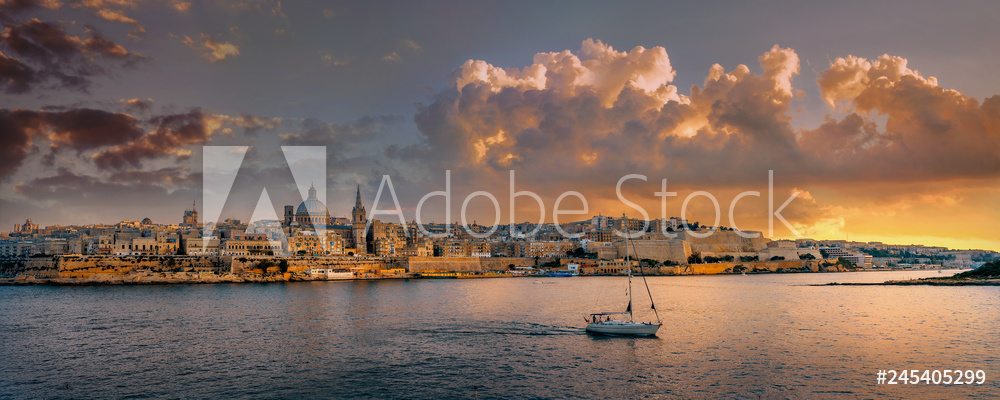 Fotoobraz Waterfront of Valletta at sunset sunlight. Malta beton architektoniczny