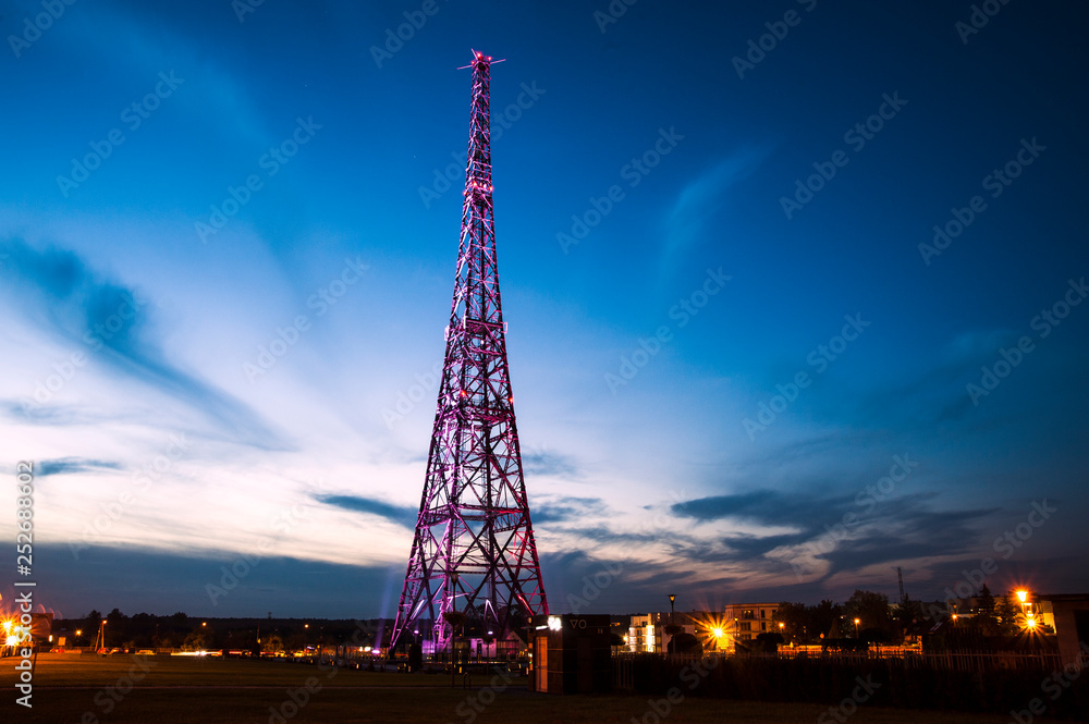 Obraz na płótnie przedstawiający Radiostację Gliwice o zachodzie słońca, symbol historii i architektury Śląska