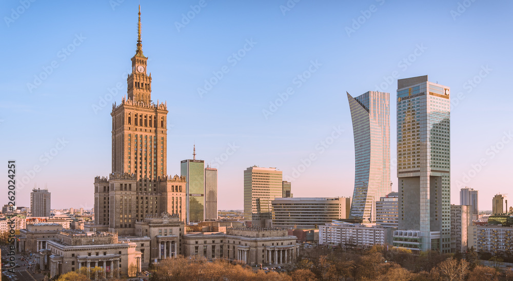 Panorama Warszawy ze złotej godziny, Pałac Kultury po lewej, nowoczesne wieżowce po prawej, pastelowe niebo - obraz drukowany na płótnie