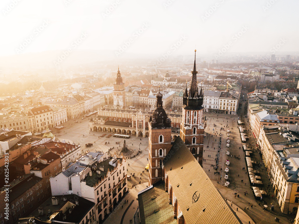 Panorama Rynku Głównego w Krakowie z Bazyliką Mariacką i Sukiennicami w złotym świetle, widok z lotu ptaka - obraz drukowany na płótnie