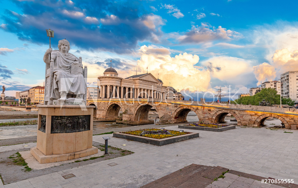 Obraz na płótnie  Posąg cesarza bizantyjskiego Justyniana i kamienny most | fotoobraz w salonie