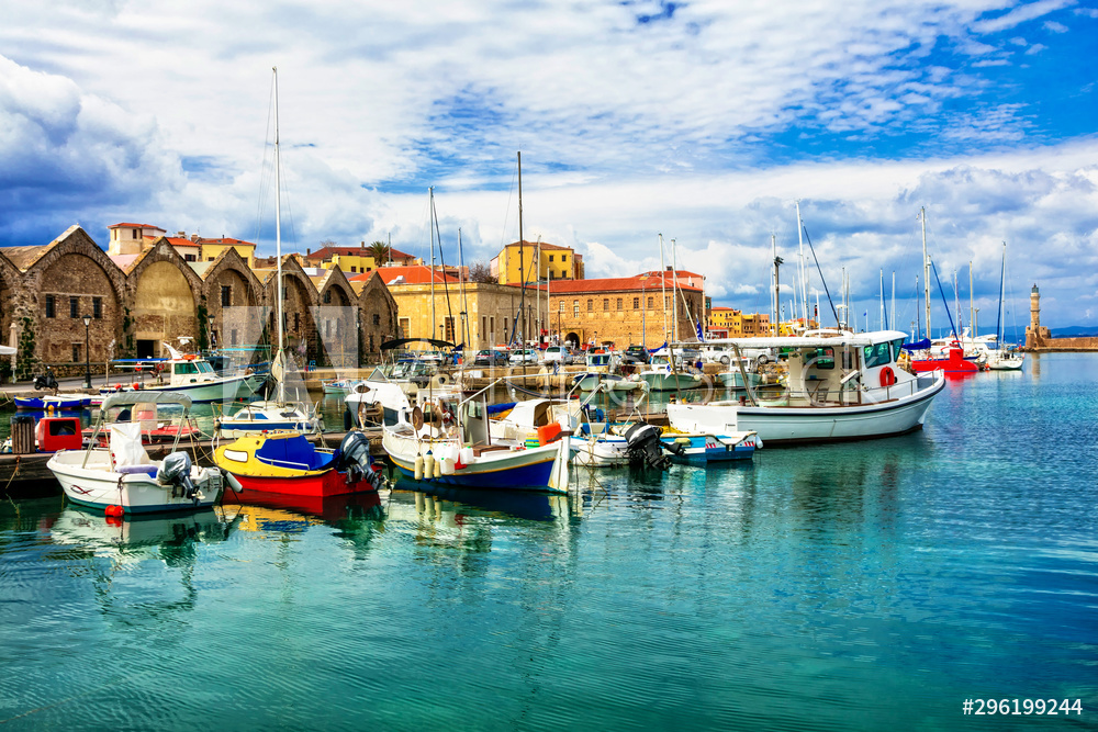 Obraz na płótnie Travel in Greece - beautiful pier of old town Chania in Crete island w salonie