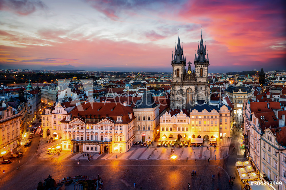 Fotoobraz Prag am Abend: Blick auf die Marienkirche am alten Platz der Altstadt mit Lichtern und rotem Himmel, Tschechiche Republik beton architektoniczny