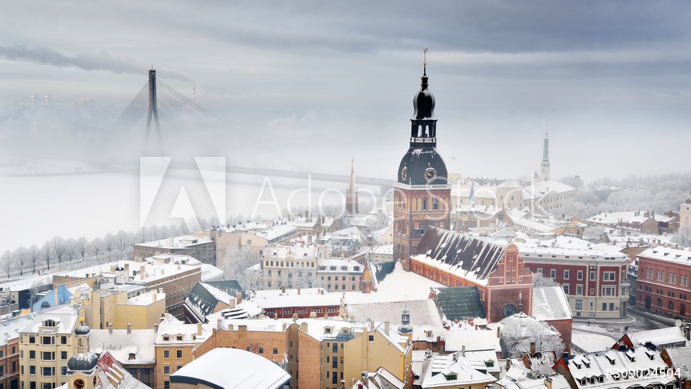 Obraz na płótnie Widok na panoramę Rygi we mgle zimą | fotoobraz w salonie