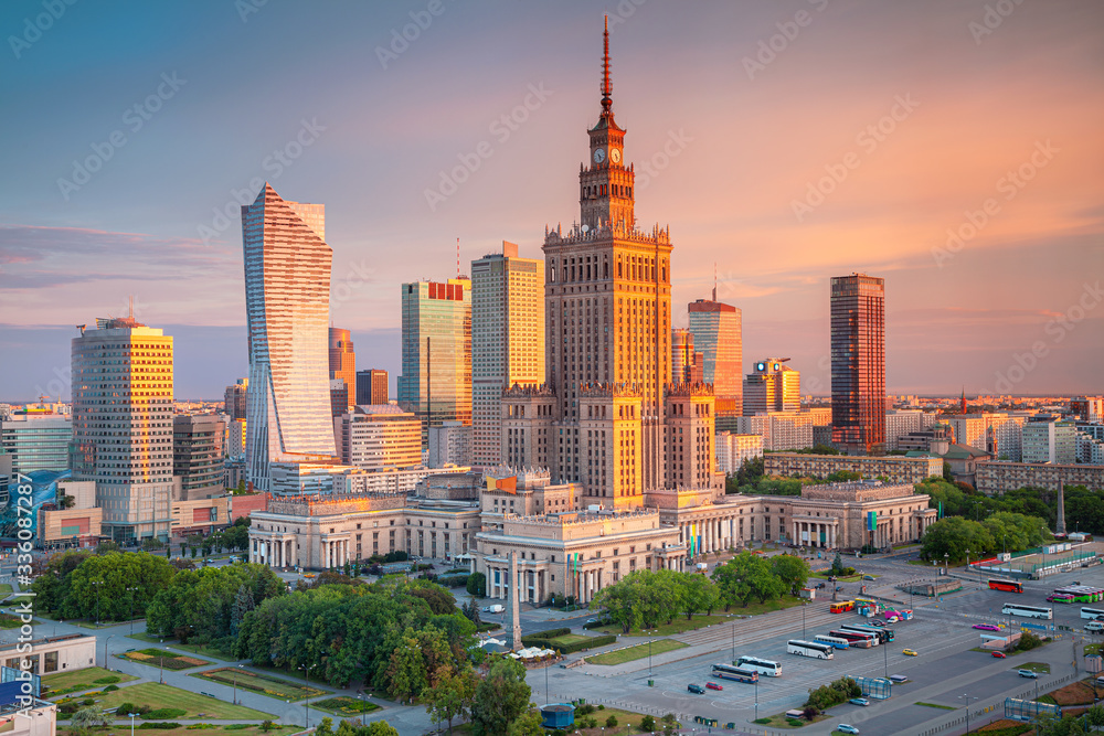 Panorama Warszawy ze Śródmieścia z Pałacem Kultury i Nauki oraz wieżowcami w złotym świetle zachodu - obraz drukowany na płótnie