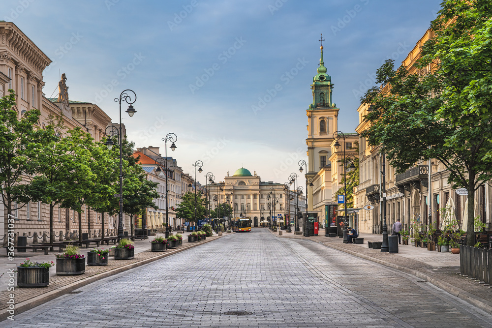 Fotografia warszawskiego Krakowskiego Przedmieścia z Pałacem Staszica i Kościołem św. Anny w ciepłym świetle - obraz drukowany na płótnie