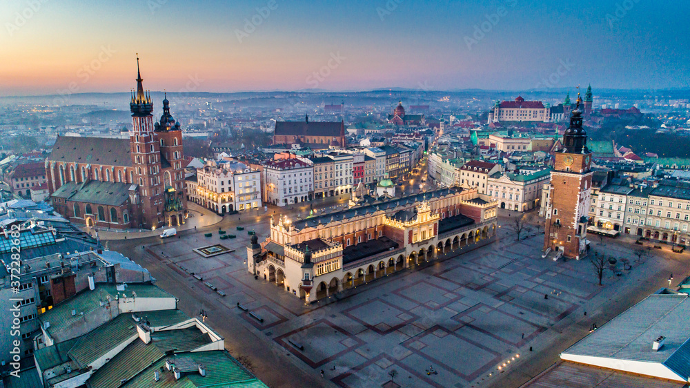 Widok z lotu ptaka na Rynek Główny w Krakowie o zmierzchu z Sukiennicami i Bazyliką Mariacką w błękitach - obraz drukowany na płótnie