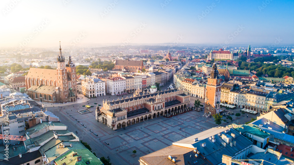Fotografia z lotu ptaka na Rynek Główny w Krakowie z Bazyliką Mariacką, Sukiennicami i historyczną zabudową w porannym świetle - obraz drukowany na płótnie
