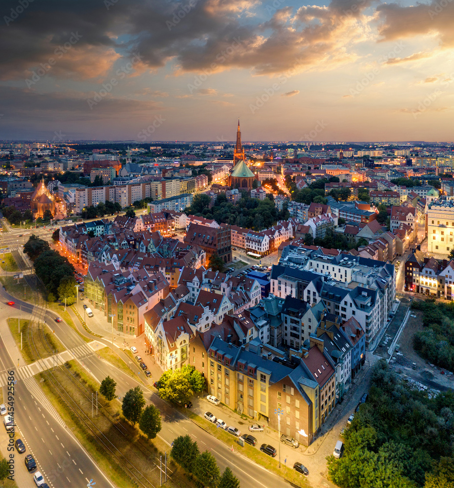 Panorama Szczecina z lotu ptaka o zachodzie słońca z Katedrą św. Jakuba, dachami Starego Miasta, ulicami i ciepłymi światłami miasta