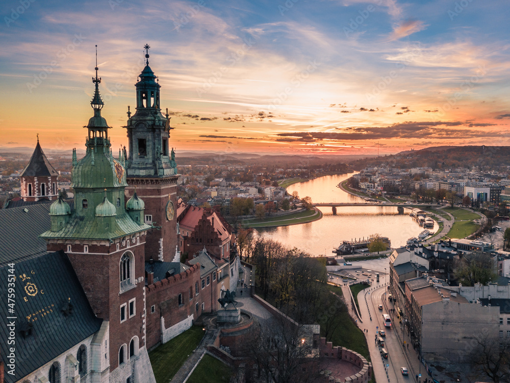 Panoramiczny widok na Wawel, Wisłę i Stare Miasto Krakowa w złotym świetle zachodu słońca z głębią planów - obraz drukowany na płótnie
