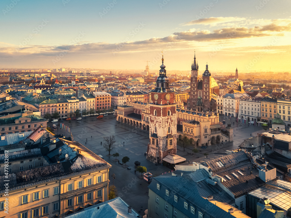 Panorama Rynku Głównego w Krakowie z Wieżą Ratuszową i Bazyliką Mariacką w złotym świetle wschodu słońca - obraz drukowany na płótnie