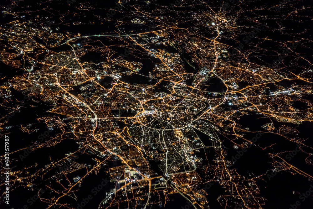Nocna panorama Krakowa z perspektywy lotniczej, złote i białe światła ulic tworzące abstrakcyjną siatkę na tle głębokiej czerni - obraz drukowany na płótnie