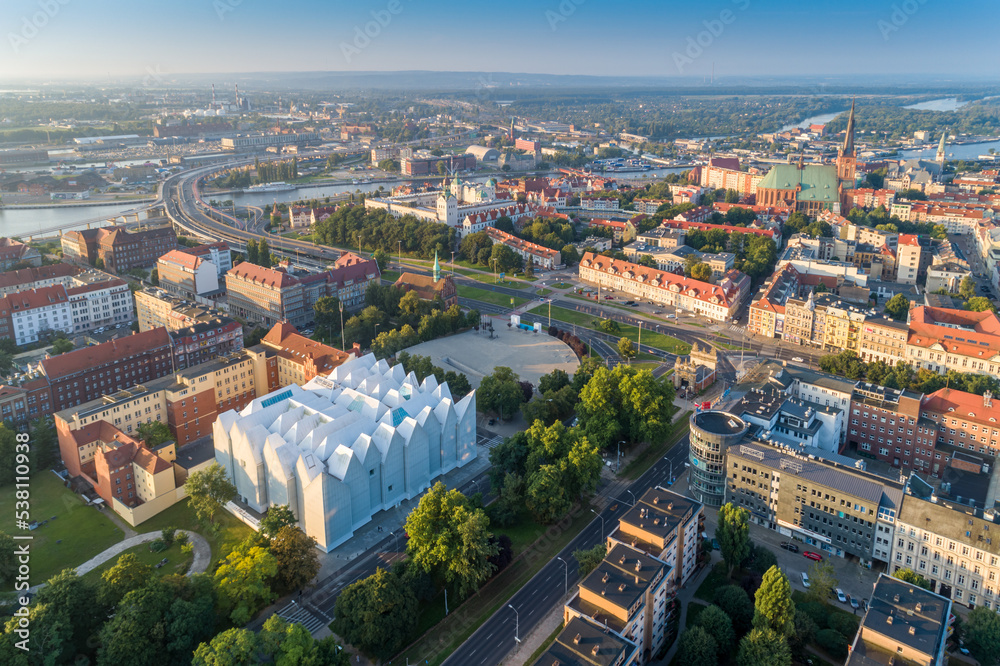 Panorama centrum Szczecina z lotu ptaka ze złotym światłem, Muzeum Narodowe i Bazylika w tle - obraz drukowany na płótnie