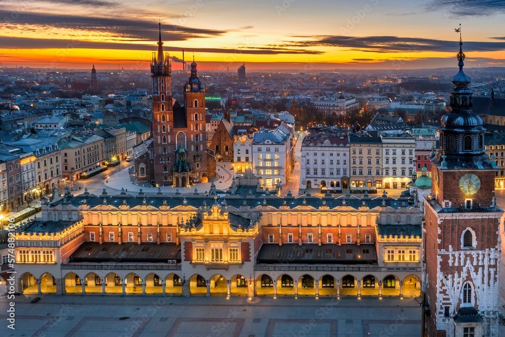 Rynek Gł&oacute;wny w Krakowie o błękitnej godzinie &mdash; obraz na pł&oacute;tnie canvas
