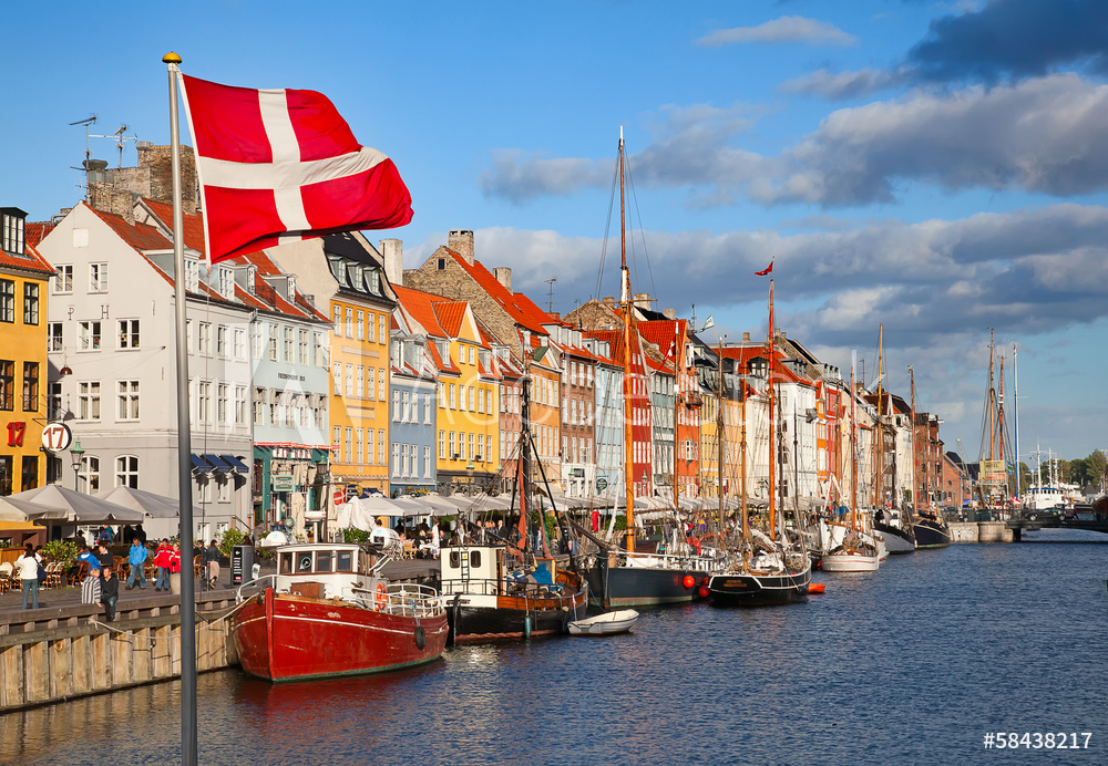 Obraz na płótnie Copenhagen (Nyhavn district) in a sunny summer day w salonie