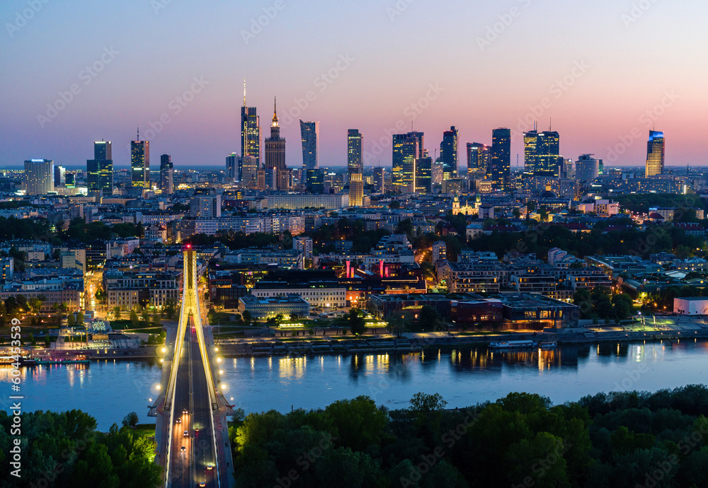 Panorama Warszawy o zmierzchu z Mostem Świętokrzyskim nad Wisłą, granatowe niebo i złote światła miasta - obraz drukowany na płótnie