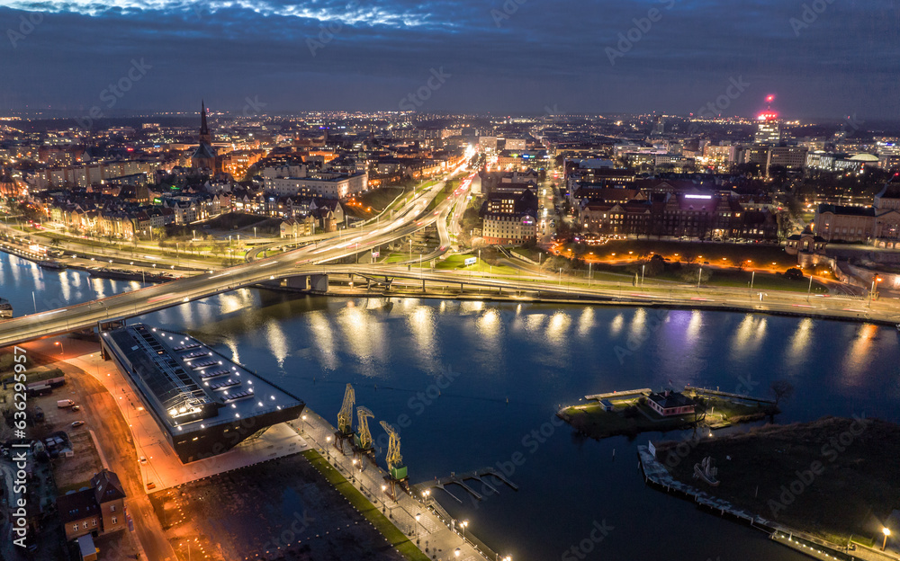 Nocna panorama Szczecina z lotu ptaka z Odrą, mostami, nabrzeżami, estakadami i rozświetlonym centrum miasta - obraz drukowany na płótnie