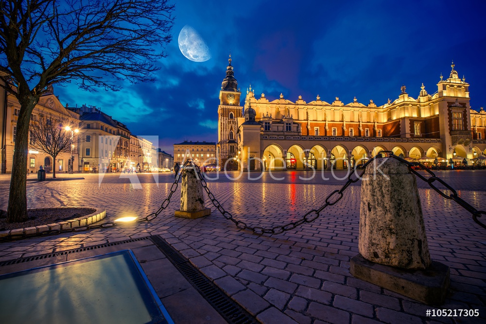 Obraz drukowany na płótnie Krakowski rynek nocą w blasku księżyca