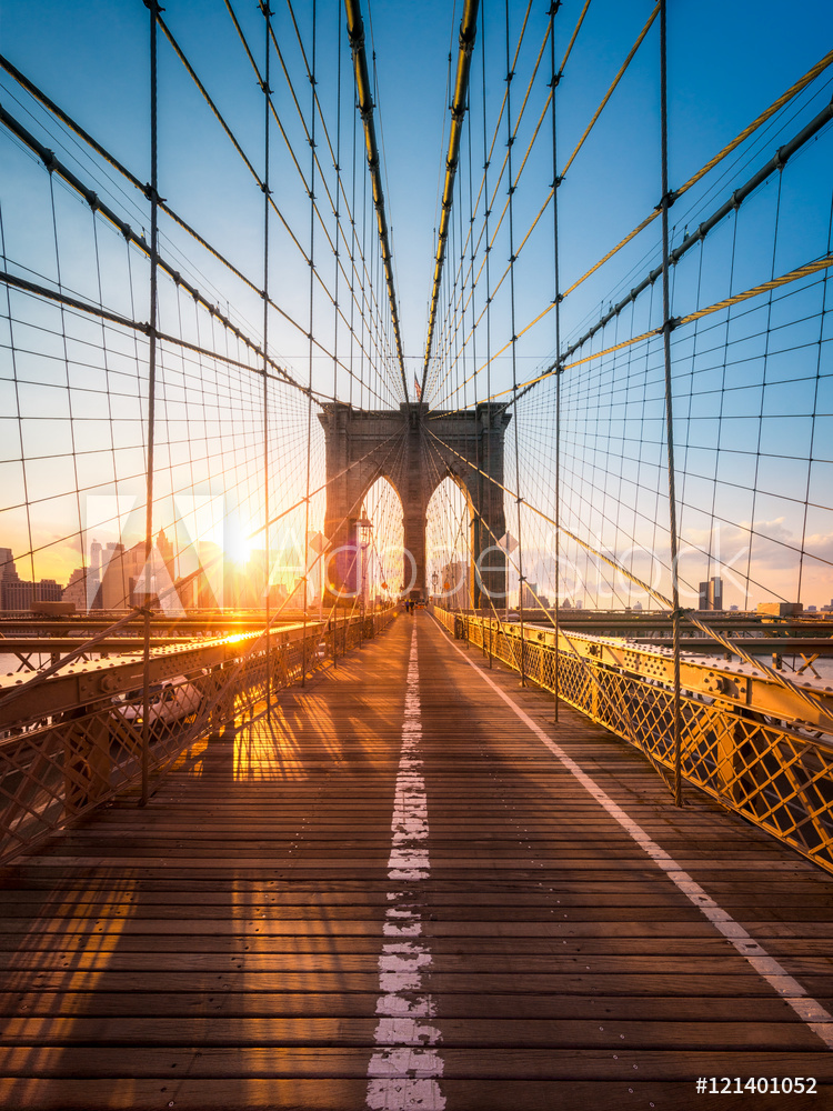 Obraz drukowany na płótnie Brooklyn Bridge na tle słońca