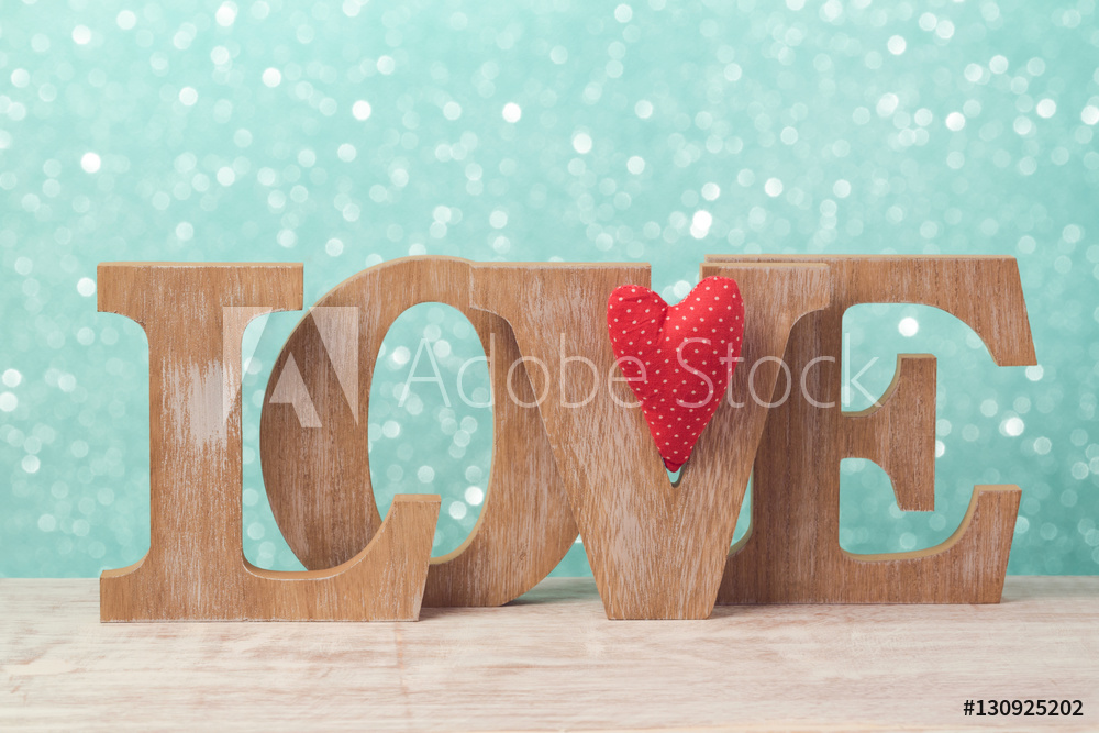 Obraz na płótnie Drewniane litery LOVE w salonie