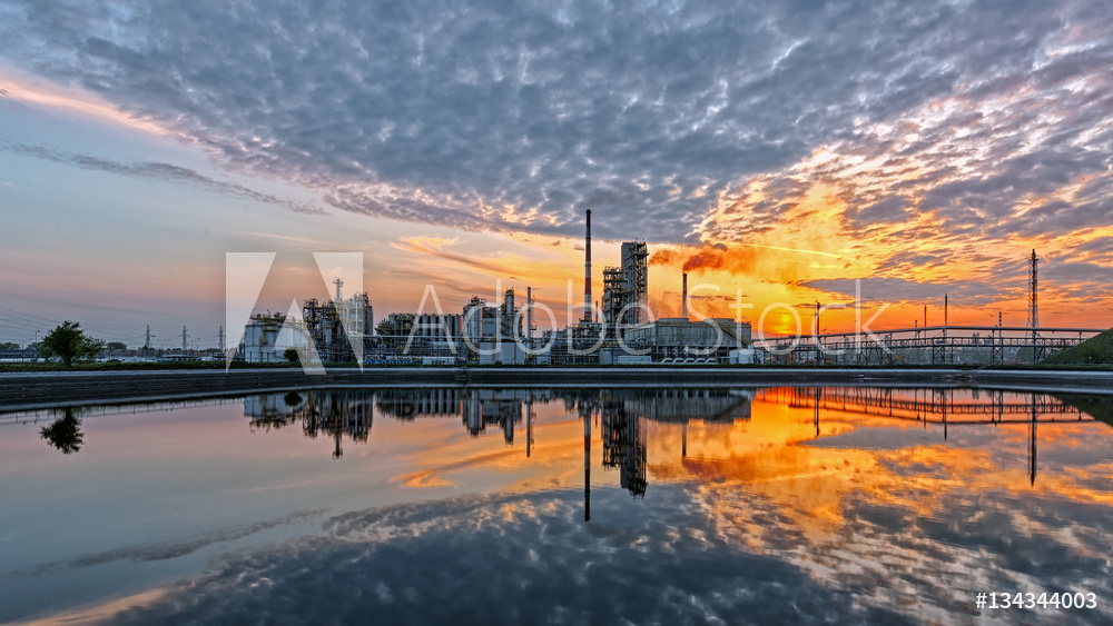 Fotoobraz Płocka rafineria i jej duet z zachodem słońca | fotoobraz beton architektoniczny