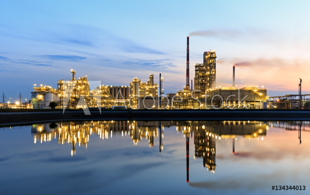 Obraz na płótnie Obraz na płótnie - oświetlona Płocka rafineria o zachodzie słońca