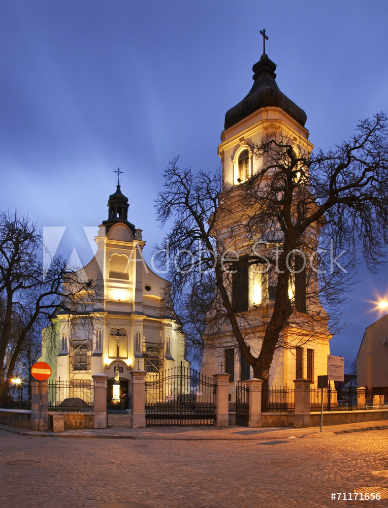 Obraz na płótnie oświetlony kościół św. Bartłomieja w Płocku | fotoobraz w salonie