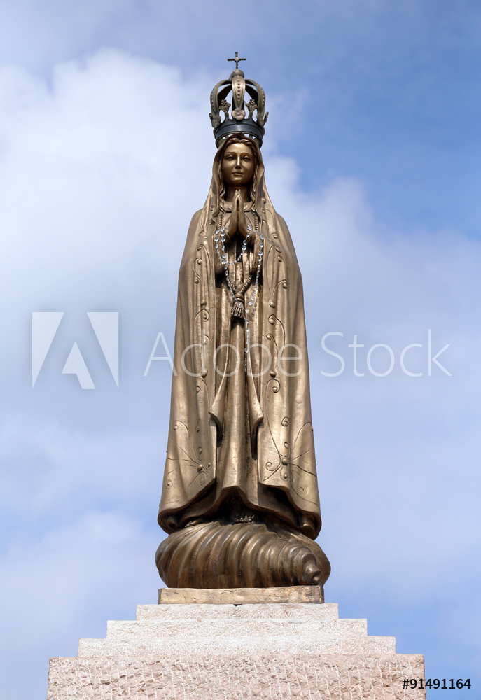 Posąg Madonny ze złożonymi rękami