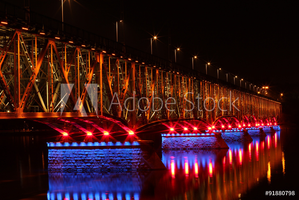 Roziskrzone światła mostu w Płocku