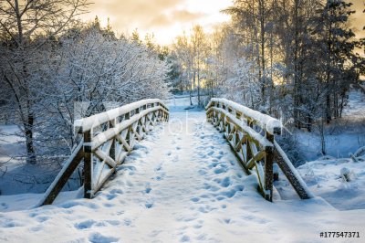 Most w zimowej scenerii