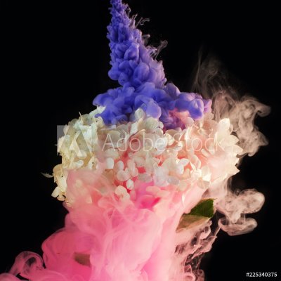Kolorowy dym w kształcie kwiatu